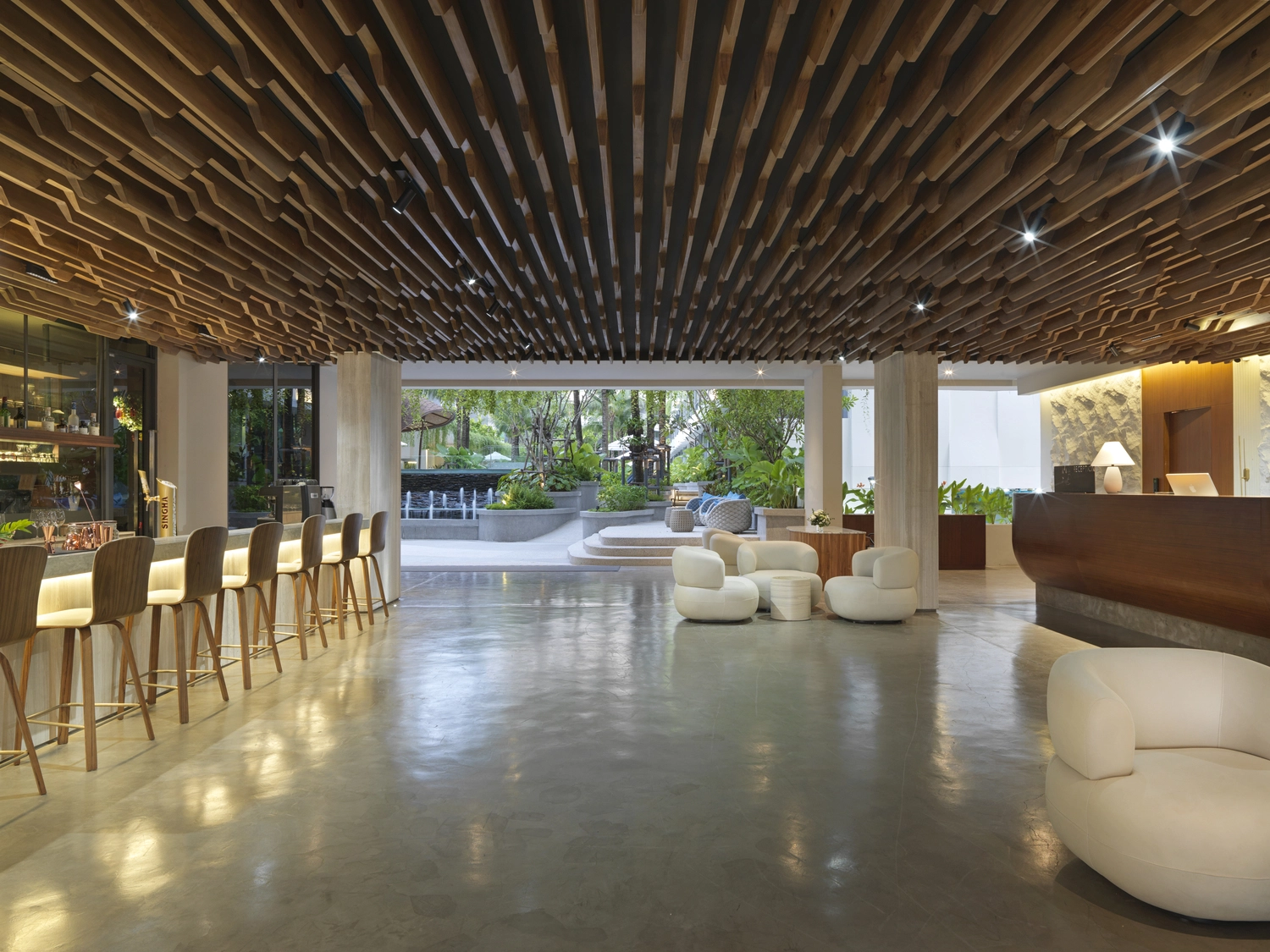 Lobby & Bar